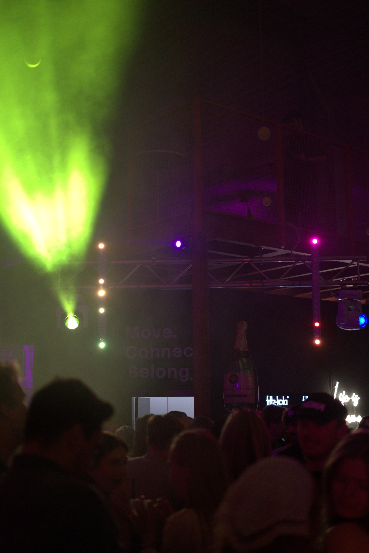 Feiernde Menge unter Lichtshow und Nebel bei der Charity-Party