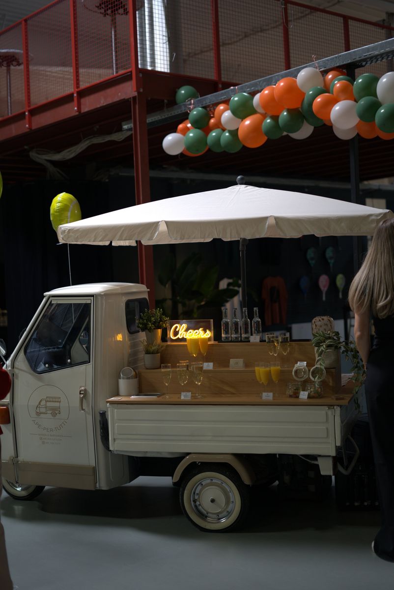 Aperol Ape Bar mit Drinks in der Halle