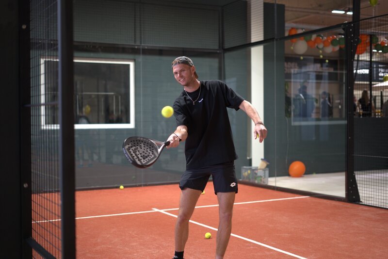 Padel-Spieler beim Warm-up auf dem Court